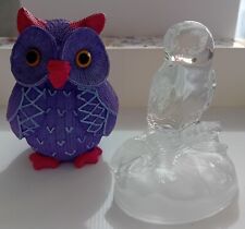 Lot 2 chouettes en résine (tirelire) et en verre hauteur environ 16 cm
