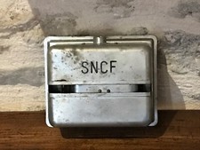 Ancien distributeur de toilette SNCF