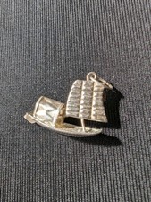  Pendentif original en métal argenté d'une jonque orientale - État Excellent 
