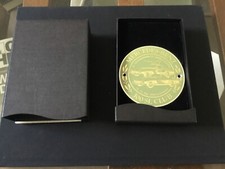 BADGE DE CALANDRE MERCEDES-BENZ 300SL CLUB ÉTAT NEUF DANS SA BOÎTE D ORIGINE .