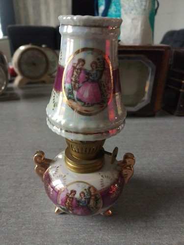 Petite lampe a petrole - ,
