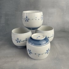 ASIE Japon ensemble de 4 tasse bol à thé en porcelaine décor floral bleu signé