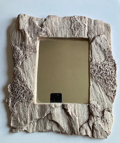 Petit miroir mural encadrement