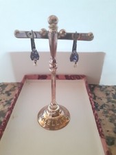 Belles boucles d'oreilles dormeuses "absolute" cristal violet de SATELLITE