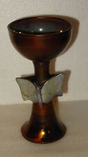 VASE ? COUPE ? TERRE CUITE DE COULEUR IRISE, PAPILLON SUR LE PIED, A IDENTIFIER