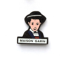 RNT 15/  pin's enfant Breton costume régional Maison Garin