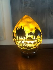 LAMPE PEAU DE CHAMEAU, BASE BOIS, DÉCOR TOURNANT PEINT "SOLEIL EN FÊTE" VINTAGE