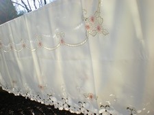 une nappe blanche décorée de fleurs brodées rectangulaire 150x210cm