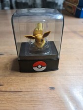 Neuve figurine Pokémon Evoli avec son socle (boîtier)