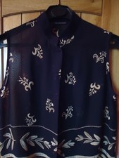 GILET EN VOILE  SANS MANCHE. NOIR MOTIFS.TAILLE:38.