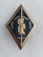 Un insigne " Ecole Militaire du Corps Technique et Administratif " G 3617.