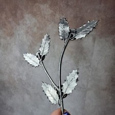 Décoration de Table en Étain – Feuilles de Houx – Jean Goardère – 95% Étain – Fa