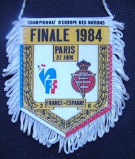 FANION FRANCE / ESPAGNE FINALE EURO 1984 COUPE D'EUROPE DES NATIONS  10 X 8 cm