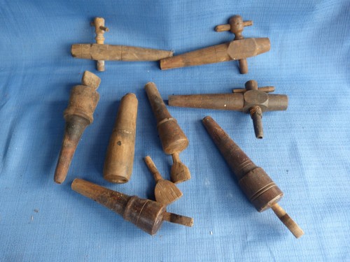 Lot anciens robinets bois - anciens,