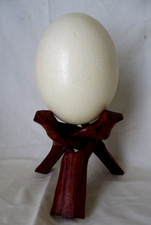 Oeuf d'autruche , gros modéle ,  sur pied bois exotique