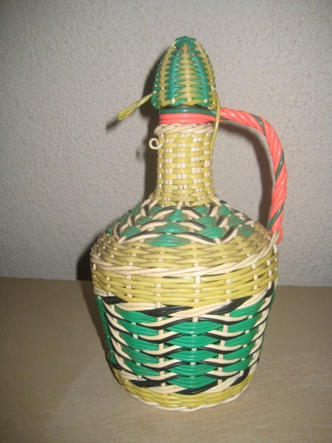 Une bouteilles scoubidou - bouteilles,