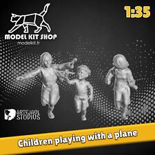 1:35 - Figurines enfants jouant avec un avion ww2 