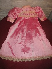 MAGNIFIQUE ROBE ROSE TISSU SATINE  AVEC DENTELLE ANCIENNE POUR POUPEE ANCIENNE