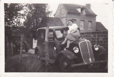 RENAULT MONAQUATRE ET SA CONDUCTRICE CIRCA 1935