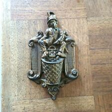 ANCIEN PYROGENE EN FONTE A ACCROCHER, 2 GRATTOIRS