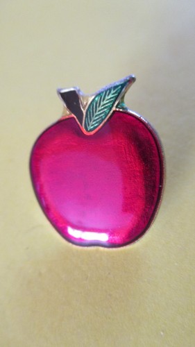Pins vintage pomme rouge - vintage,