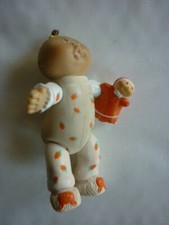 FIGURINE ? /  POUPON AVEC UNE POUPEE  ARTICULEE /  9 CM 