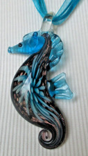 Pendentif vintage cordon bleu Hippocampe porte bonheur en verre soufflé 5342