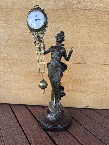 Pendule mystérieuse - ,