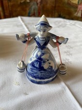 Ancienne fille hollandaise portant deux seaux d'eau bleu/hollande