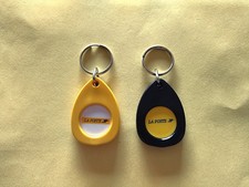 2 ANCIENS PORTE CLÉS JETON DE