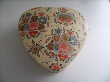Boîte en bois laqué en forme de coeur à décor floral mesurant 14 cm X 14 cm