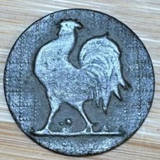 JETON COQ EN MÉTAL EMPREINTE REPOUSSÉE . (1268)