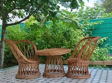 Ensemble pour poupée 1 table et 2 sièges en rotin/osier. Vintage années 70.