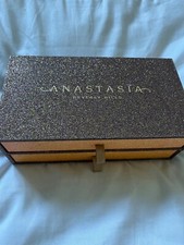 Anastasia Beverly Hills modern