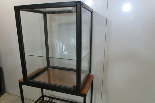 Vitrine toutes faces - , ancienne