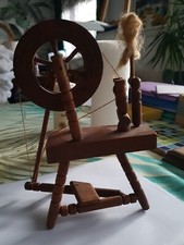 jouet ancien de maison de poupée: rouet en bois sculpté avec quenouille H=23cm