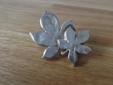 Broche Biche de Bere en métal