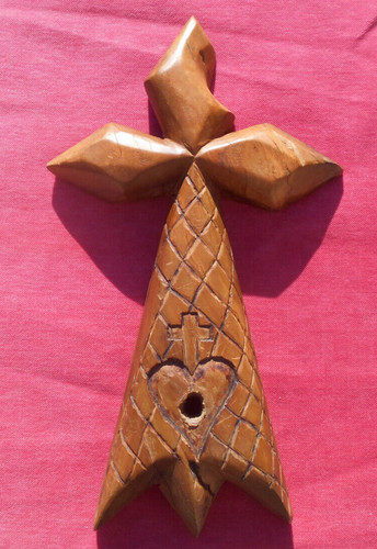 Une croix bois olivier - en, d'olivier