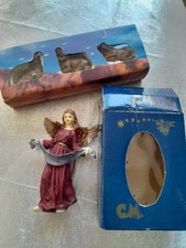 LOT DE QUATRE SANTONS EN RESINE ANGE ET 3 CHAMEAUX POUR CRECHE DE NOEL H 12,5 CM