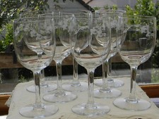 Lot de 8 verres à eau anciens en verre frise gravée fleurs.