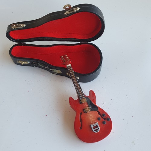 Petite guitare électrique