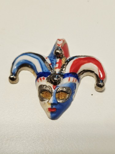 Masque décoratif avec chapeau