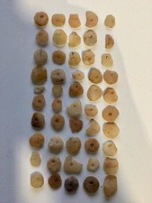 Néolithique, ensemble de 50 pendentifs-perles en quartz, pas biface/hache polie 