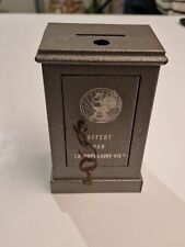 TIRELIRE A CLÉ  ANCIENNE LA POPULAIRE VIE BLASON COQ JOUET ANCIEN TÔLE OBJET PUB