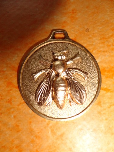 Médaillon avec abeille