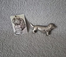 Figurine miniature chien teckel en métal argenté