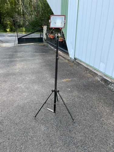 Projecteur ancien sur - , trépied