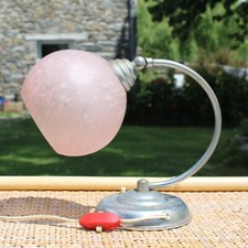 Lampe de table pied chromé Art Déco globe opaline rose marbré vintage