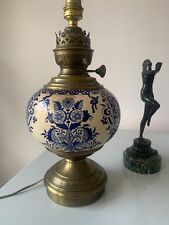 Ancienne lampe à pétrole électrifiée décor fleurs bleues