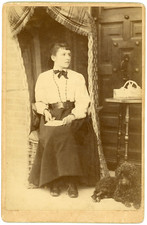 Jeune femme et caniche noir Vintage albumen print Tirage albuminé  11x16 